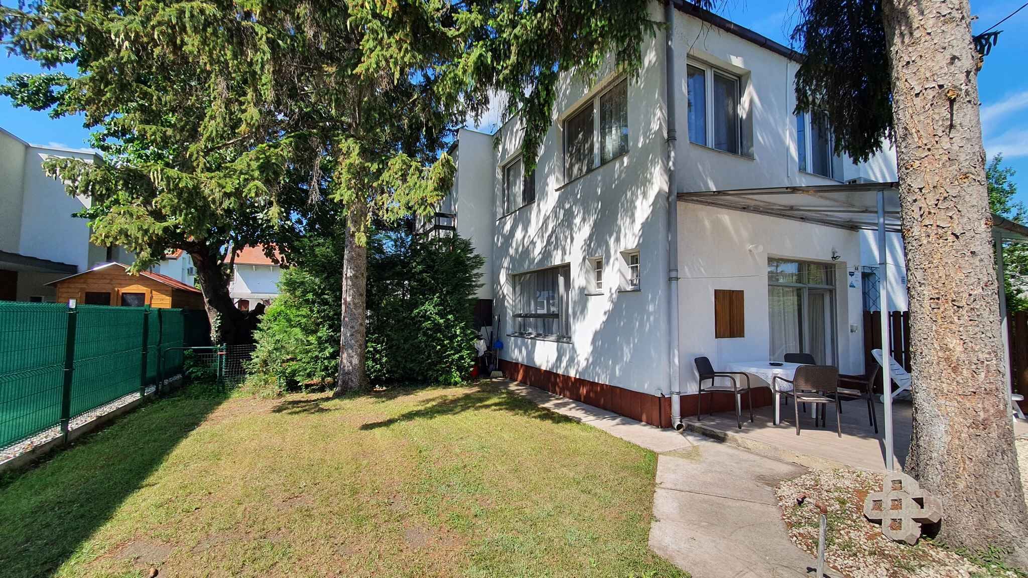 Una casa de dos pisos con un porche cubierto.