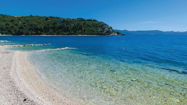 A clear beach with pebbles and a rocky shoreline. - Awesome apartment in Duba (Duba)