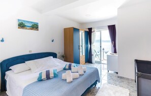 4 bedrooms, travel cot, free WiFi, bed sheets