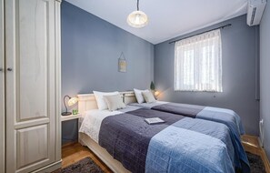 3 bedrooms, in-room safe, free WiFi, bed sheets - Nice home in Lovrecica (Lovrecica)