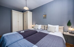 3 bedrooms, in-room safe, free WiFi, bed sheets