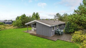 A small, modern house with a covered patio area and a deck. - 4 bedroom stunning home in Thisted (Thisted)
