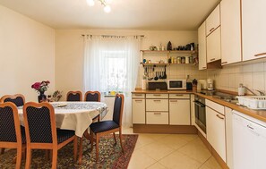Réfrigérateur, micro-ondes, plaque de cuisson, lave-vaisselle