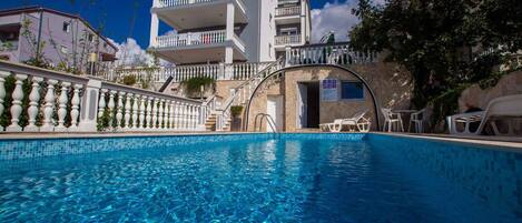 Een verwarmd zwembad