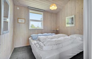 4 bedrooms, travel crib, free WiFi