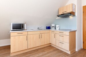 KĂŒhlschrank, Mikrowelle, Ofen, Wasserkocher mit Kaffee-/Teezubehör