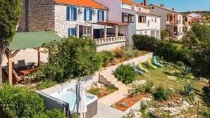 A residential area with stone and modern buildings, a swimming pool, and a garden with outdoor seating. - Stunning home in Vrsar with WiFi (Vrsar)