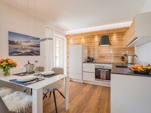 Kühlschrank, Ofen, Geschirrspüler, Wasserkocher mit Kaffee-/Teezubehör