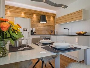 Kühlschrank, Ofen, Geschirrspüler, Wasserkocher mit Kaffee-/Teezubehör