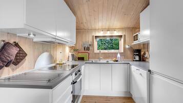 Coffee/tea maker, fridge, microwave, stovetop