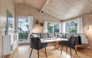 Smart TV, fireplace, DVD player - Stunning home in Nexø with sauna (Nexø)