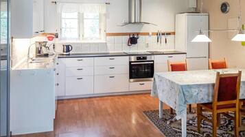 Kühlschrank, Mikrowelle, Herdplatte, Geschirrspüler