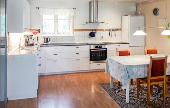 Réfrigérateur, micro-ondes, plaque de cuisson, lave-vaisselle