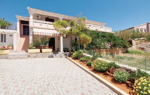 A two-story building with a tiled entrance and a covered porch. - Lovely apartment in Kustici with WiFi (Kustici)