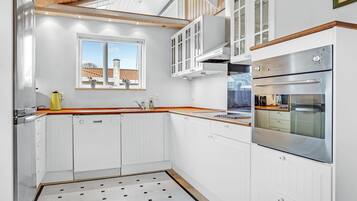 Fridge, stovetop, dishwasher, coffee/tea maker