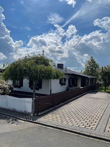 Cozy Eifelhäuschen in the green near Nürburgring -