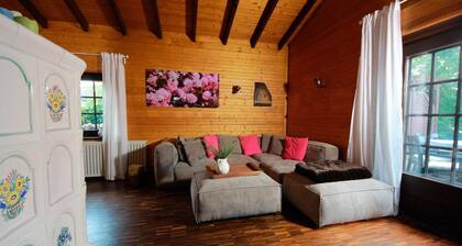 Viihtyisä Eifelhäuschen vihreällä lähellä Nürburgring -