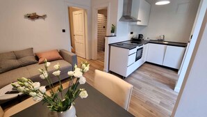 Un apartamento moderno con sala de estar, comedor y cocina.