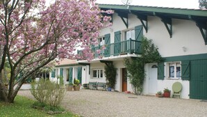 A traditional building with a balcony, a gravel driveway, and potted plants. - Awesome home in Ustaritz (Ustaritz)