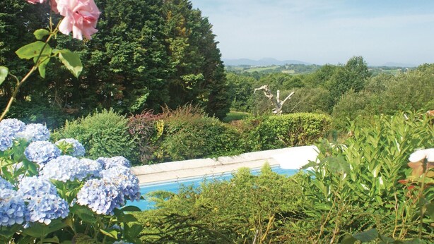 A pool surrounded by lush greenery and a variety of plants. - Awesome home in Ustaritz (Ustaritz)