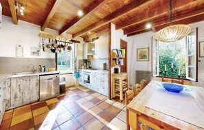 Refrigerador, parrilla de estufa, lavavajillas y cafetera y tetera 