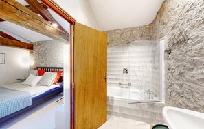 3 bedrooms, iron/ironing board, travel cot, free WiFi