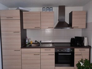 Frigorifero, microonde, forno, seggiolone