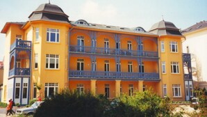 Un immeuble à plusieurs étages doté de balcons et d’une cour intérieure.