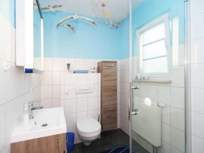 Shower, towels - Vacation apartment Am Walde Korswandt (Korswandt)