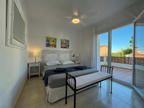 4 bedrooms, iron/ironing board, WiFi, bed sheets