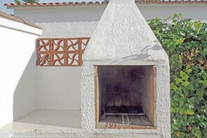 Property grounds - Villa Riells Mar - Four Bedroom House, Sleeps 8 (L'Escala)