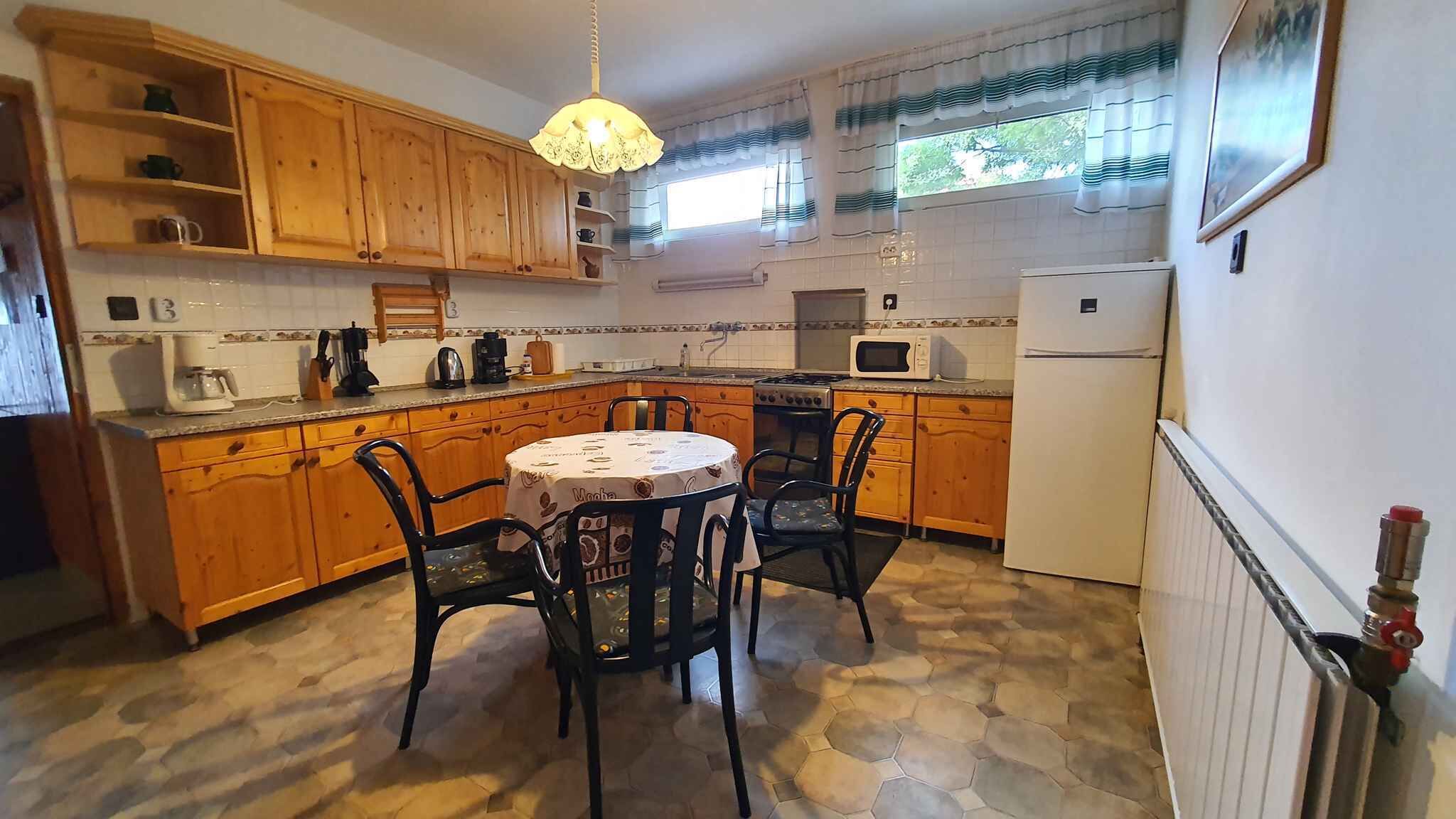 Frigorífico, microondas, placa de cocina y cafetera o tetera