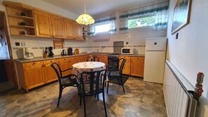 Kühlschrank, Mikrowelle, Herdplatte, Wasserkocher mit Kaffee-/Teezubehör