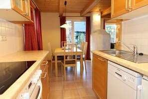 Kühlschrank, Mikrowelle, Ofen, Geschirrspüler