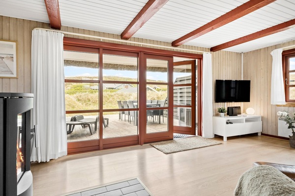 Smart TV, fireplace, DVD player, stereo