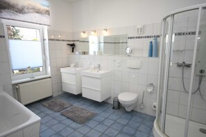 Ducha, secador de pelo, toallas