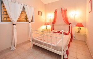 1 chambre, lit parapluie, Wi-Fi gratuit, draps fournis