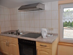 Frigorifero, forno, seggiolone, freezer