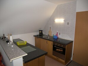 Refrigerador, horno, lavavajillas y cafetera y tetera 