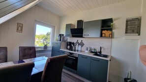 Réfrigérateur, four, lave-vaisselle, cafetière/bouilloire