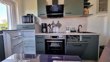 Kühlschrank, Ofen, Geschirrspüler, Wasserkocher mit Kaffee-/Teezubehör