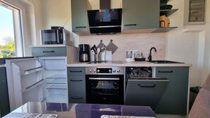 Fridge, oven, dishwasher, coffee/tea maker