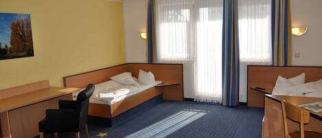 1 soverom, skrivebord, reiseseng for barn og wi-fi