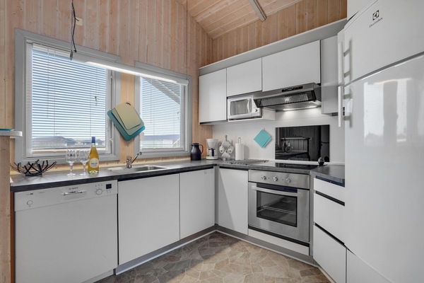 Køleskab, kogeplade, opvaskemaskine, kaffe-/temaskine