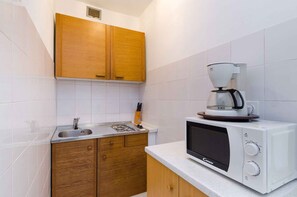 Réfrigérateur, plaque de cuisson, cafetière/bouilloire