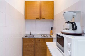 Fridge, stovetop, coffee/tea maker - Holiday apartment with terrace (Crikvenica)