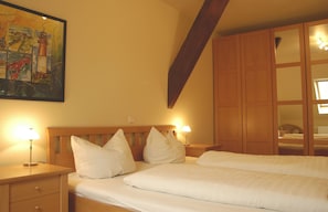 2 Schlafzimmer, Schreibtisch, Reisekinderbett, WLAN