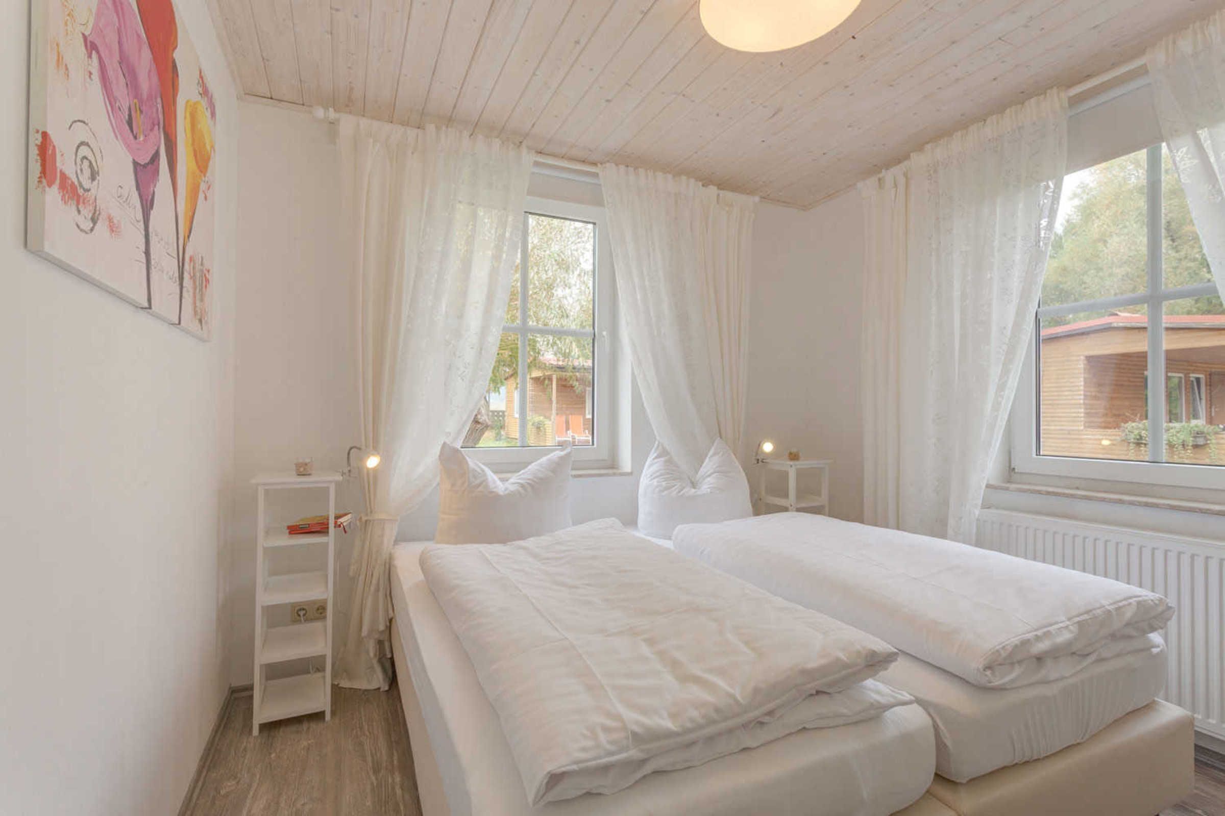 3 bedrooms, travel cot