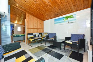 5 bedrooms, iron/ironing board, Internet