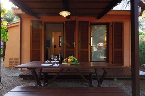 Outdoor dining - Bungalow in a holiday village (Castiglione della Pescaia)
